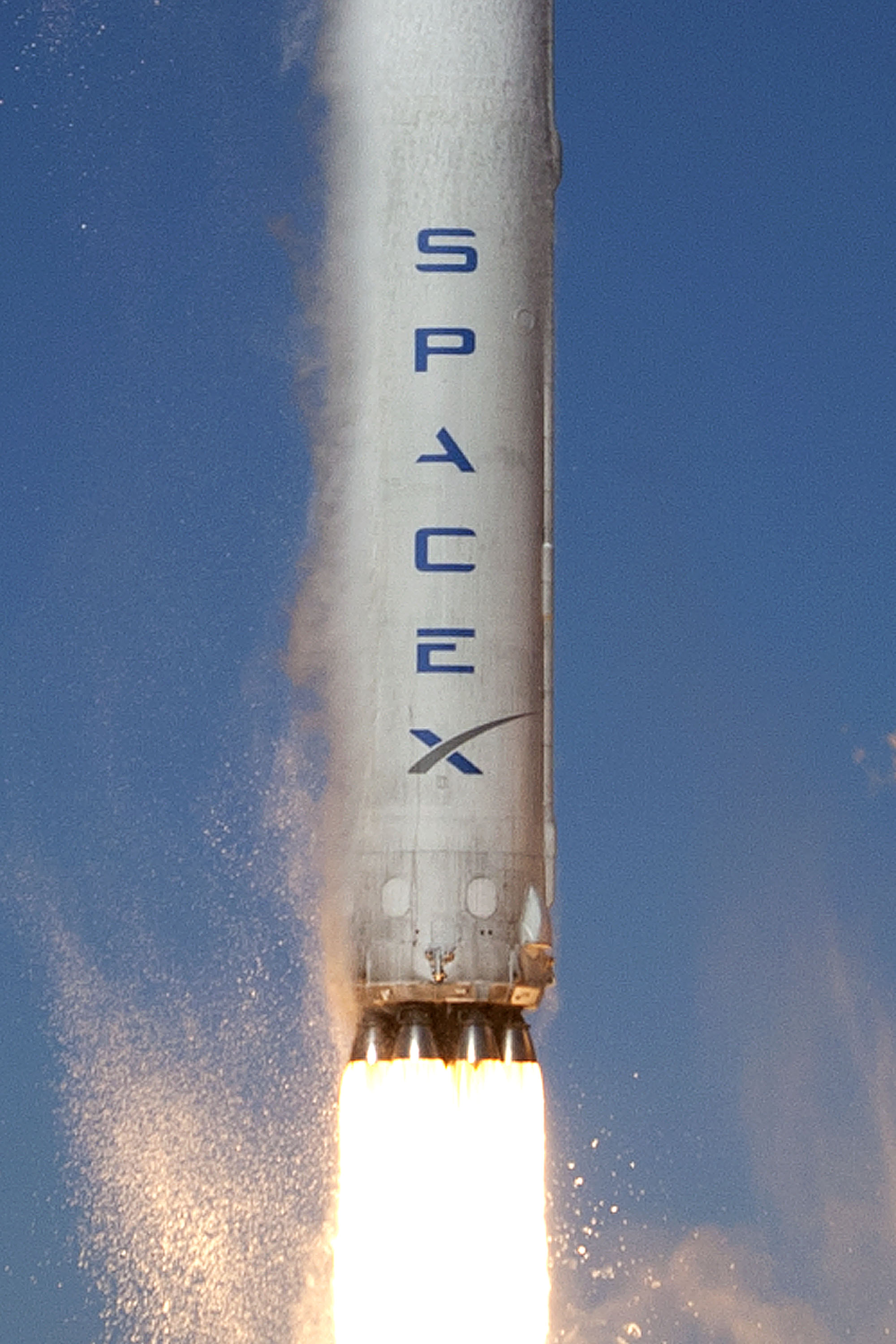 발사 순간 아래쪽에서 바라본 Falcon 9의 엔진 노즐과 분사되는 불꽃